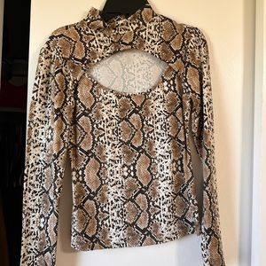 Snake skin print form fitting long sleeve. Great for a night out!